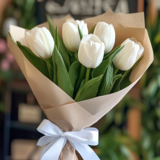 Букет 5 белых тюльпанов